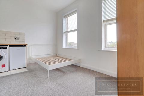 Studio to rent, Holden Road, Woodside Park, London, N12