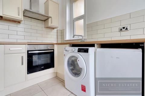 Studio to rent, Holden Road, Woodside Park, London, N12