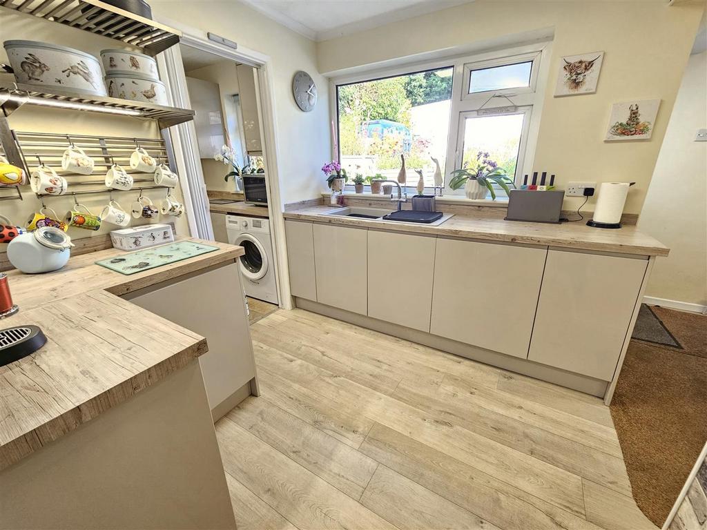 Kitchen 1.jpg