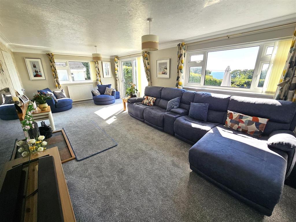 Lounge 1.jpg