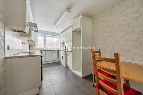 2 bedroom flat for sale, Lucerne Close, Palmers Green