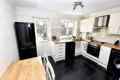 2 bedroom semi-detached house to rent, Brazen Close, Newhaven, BN9 9XZ