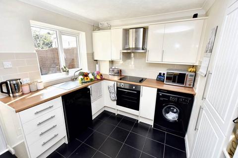 2 bedroom semi-detached house to rent, Brazen Close, Newhaven, BN9 9XZ