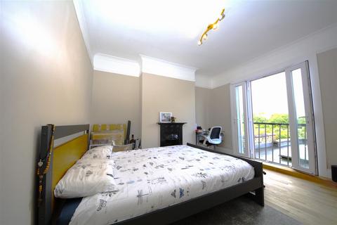 2 bedroom flat to rent, Chandos Road, London