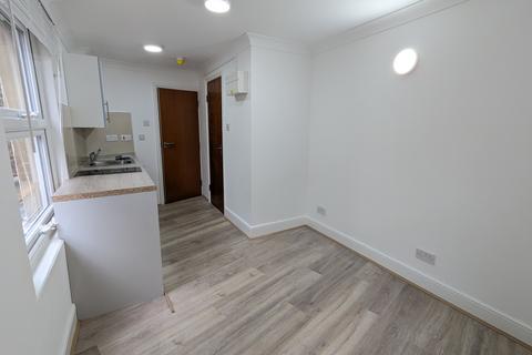 Studio to rent, High Road, Willesden, London NW10