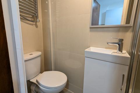 Studio to rent, High Road, Willesden, London NW10