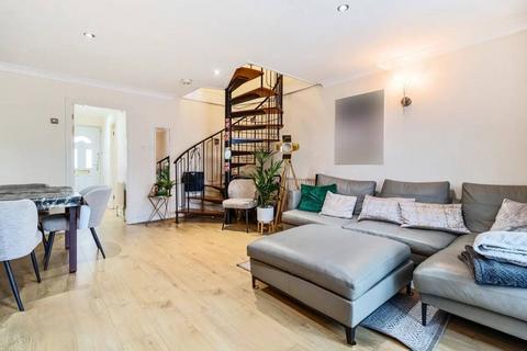 2 bedroom maisonette for sale, Langham Court, Holmbrook Drive, NW4