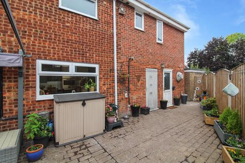 4 bedroom semi-detached house for sale, Retford Walk, Rossington, DN11 0