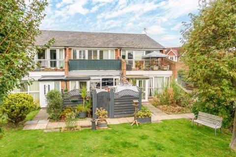 1 bedroom ground floor maisonette for sale, Queens Road, Hersham.