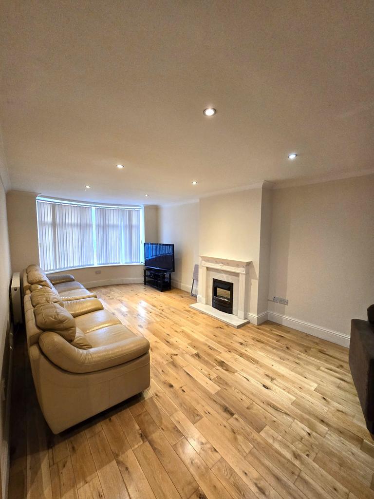 Ferngate Drive, Manchester 3 bed semidetached house to rent £1,500