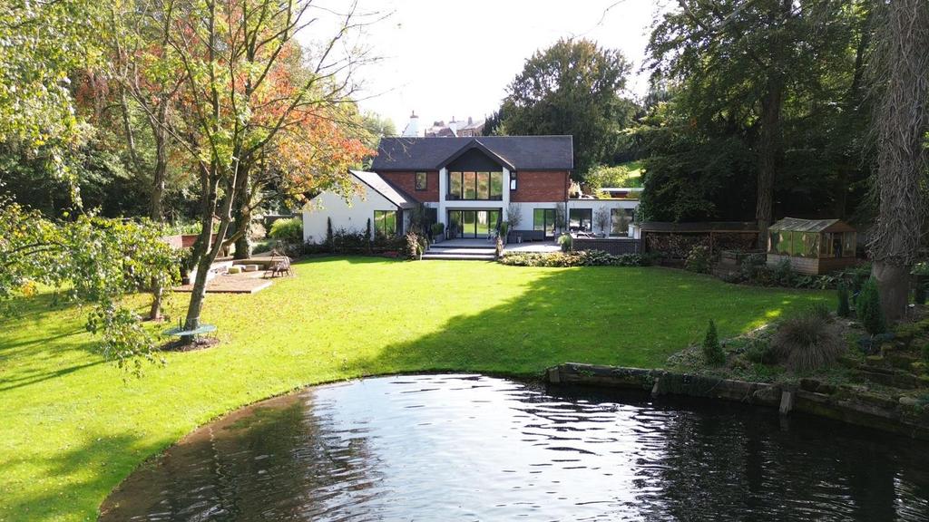 Stunning High-End Modern Property in Hartlebury,