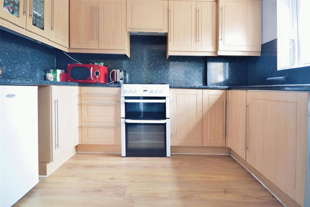 Dover Road, Gravesend DA11 2 bed terraced house to rent £1,450 pcm (£