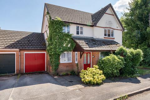 2 bedroom semi-detached house to rent, Carey Road, Berkshire RG40