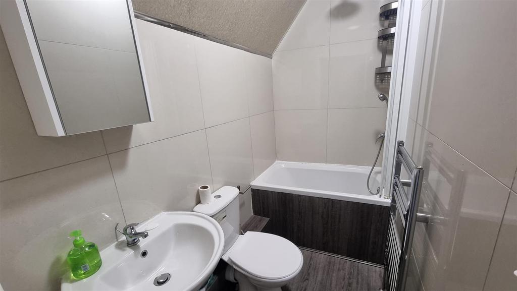 Up stairs Bathroom 2.jpg