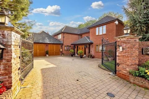 5 bedroom detached house for sale, Seagrave Court, Milton Keynes MK7