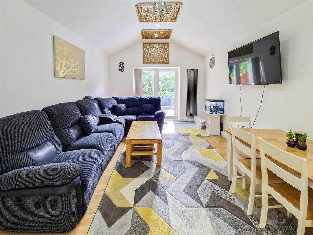 Honey Hill Road, Bedford 3 bed semidetached house for sale £350,000