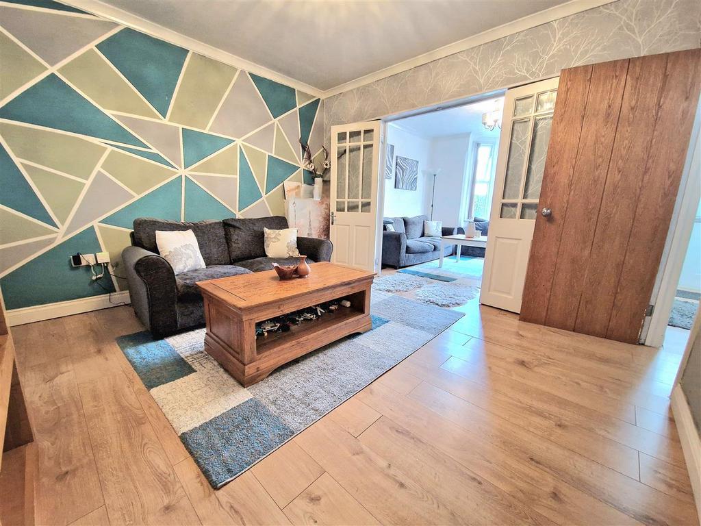 Honey Hill Road, Bedford 3 bed semidetached house for sale £350,000