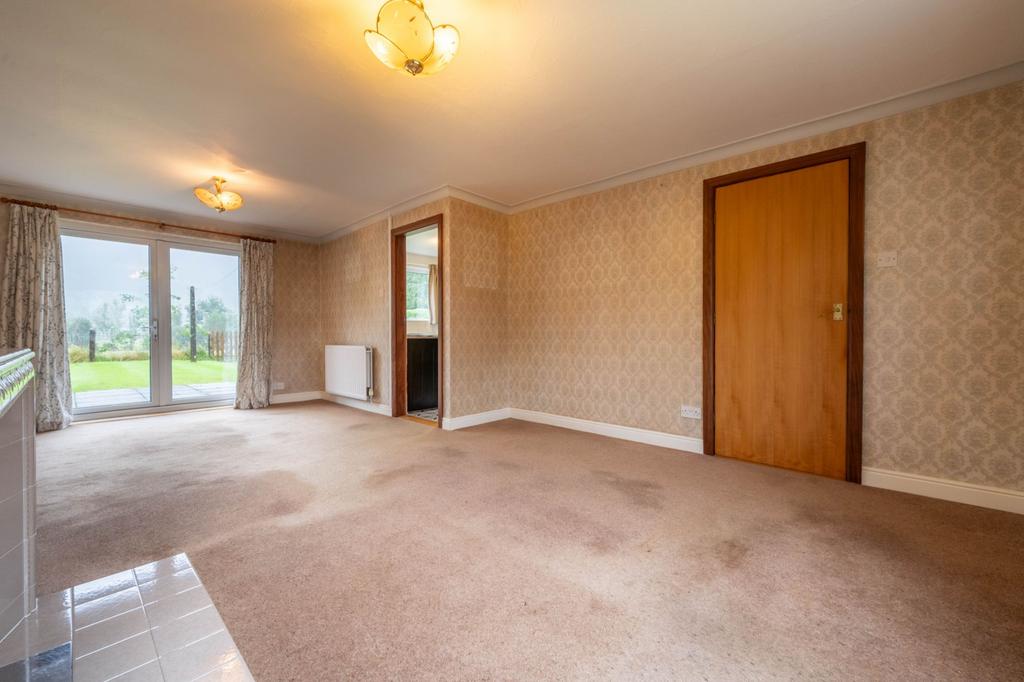 Sitting/dining room