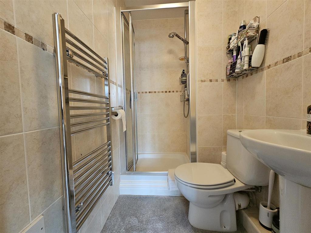 En suite shower room/wc