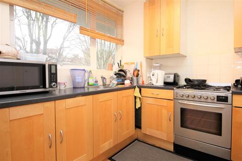 3 bedroom flat for sale, Carlton Drive, London