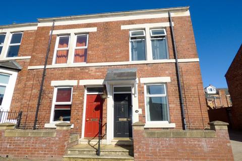 3 bedroom end of terrace house to rent, Windsor Avenue, Gateshead