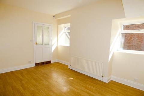 3 bedroom end of terrace house to rent, Windsor Avenue, Gateshead