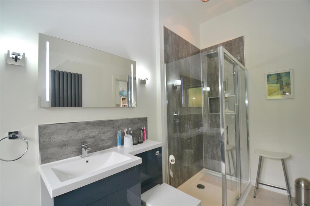 Ensuite2.JPG