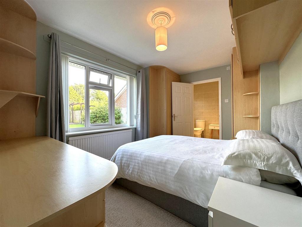 Master Bedroom Into En-Suite 804