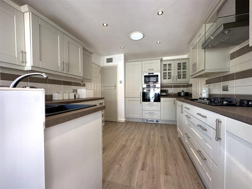 Stylish Contemporary Kitchen 779