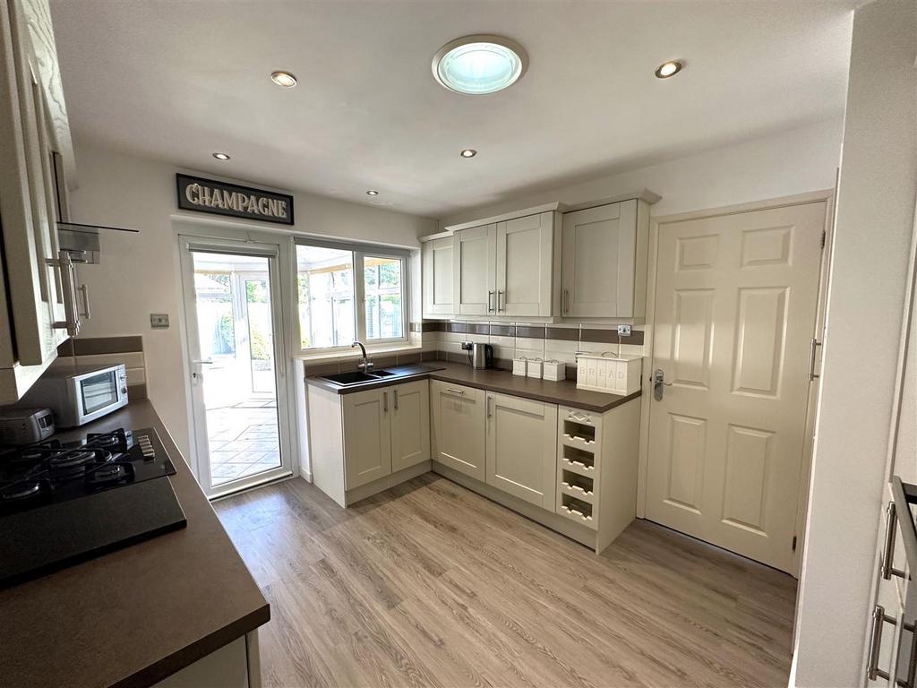 Modern Fitted Kitchen 786