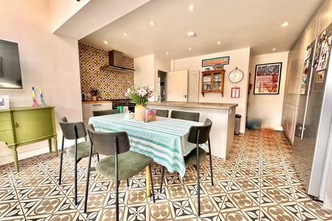 4 Avon Drive, Wareham, BH20 4EL
