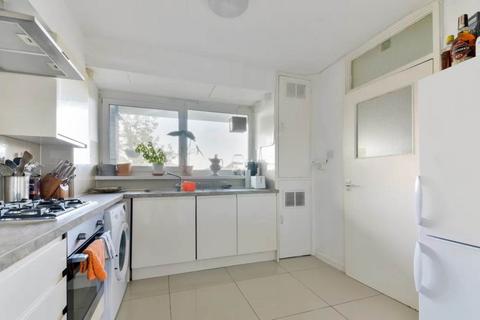 3 bedroom maisonette to rent, Acquire Estate Agents three bedroom maisonette in Southfields