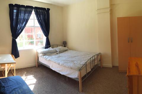 Studio to rent, Kings Court, Hamlet Gardens, Hammersmith W6