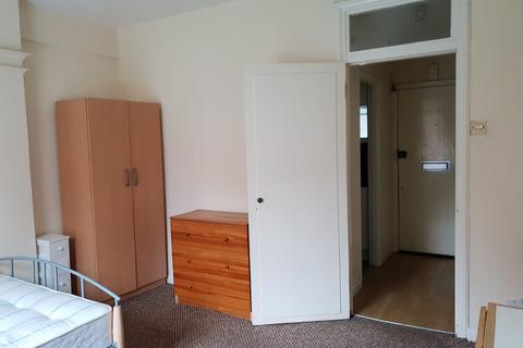 Studio to rent, Kings Court, Hamlet Gardens, Hammersmith W6