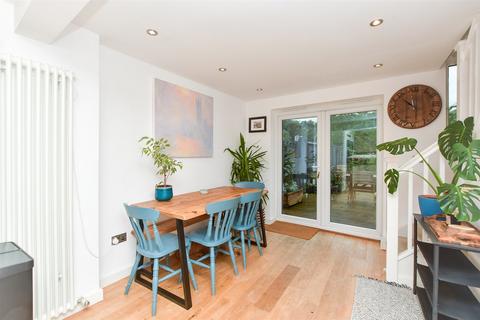 59 Farningham Road, Caterham, CR3 6LN
