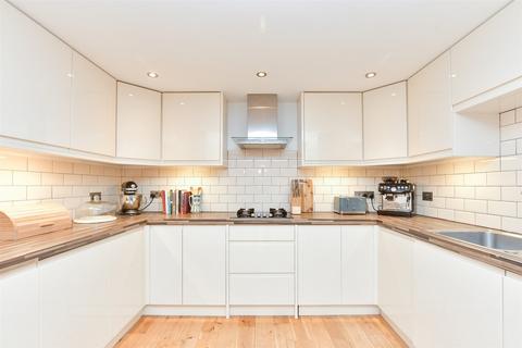 59 Farningham Road, Caterham, CR3 6LN