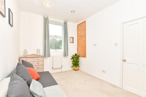 59 Farningham Road, Caterham, CR3 6LN