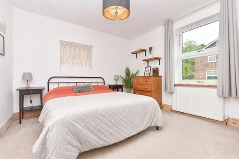 59 Farningham Road, Caterham, CR3 6LN