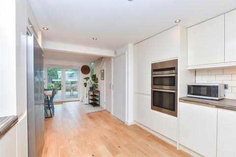 59 Farningham Road, Caterham, CR3 6LN