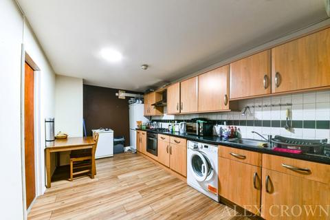 4 bedroom flat to rent, Varden Street, Whitechapel