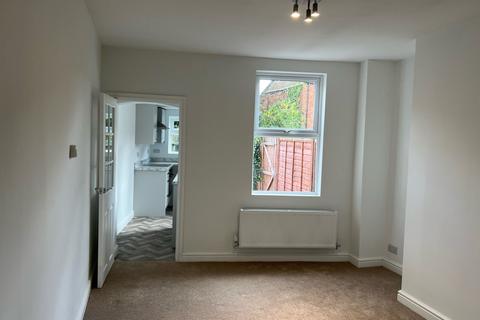 2 bedroom terraced house to rent, Chestnut Walk, Worcester WR1