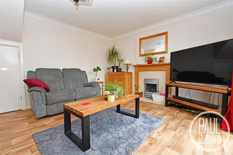 4 Abbeydale, Carlton Colville, Lowestoft, NR33 8WJ