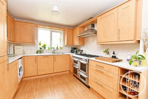 4 Abbeydale, Carlton Colville, Lowestoft, NR33 8WJ