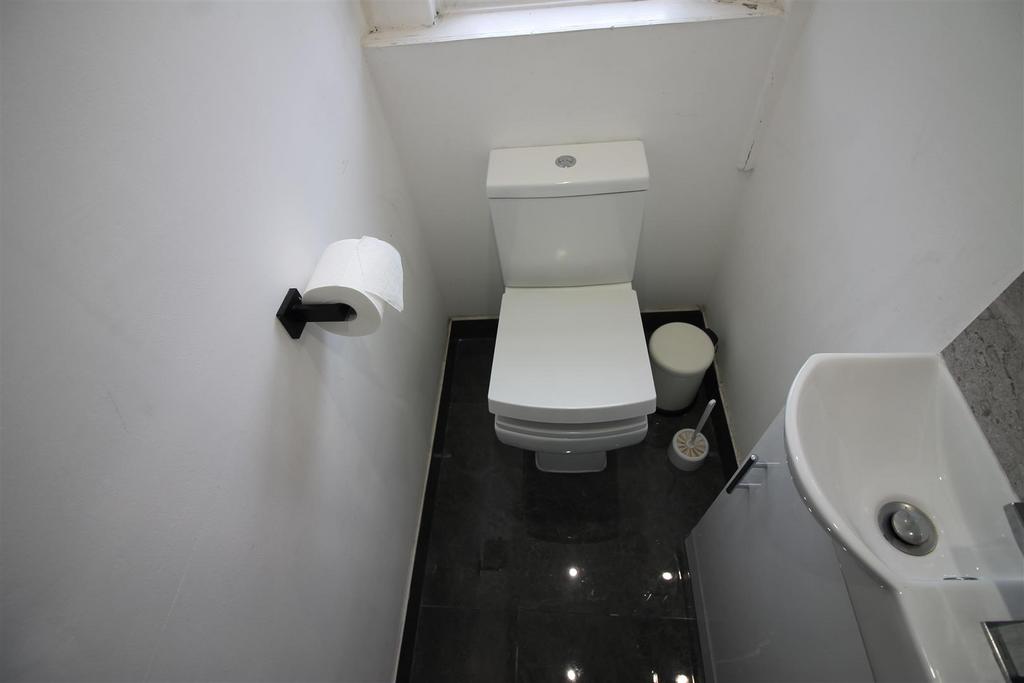 23 KR- Bathroom 3.JPG