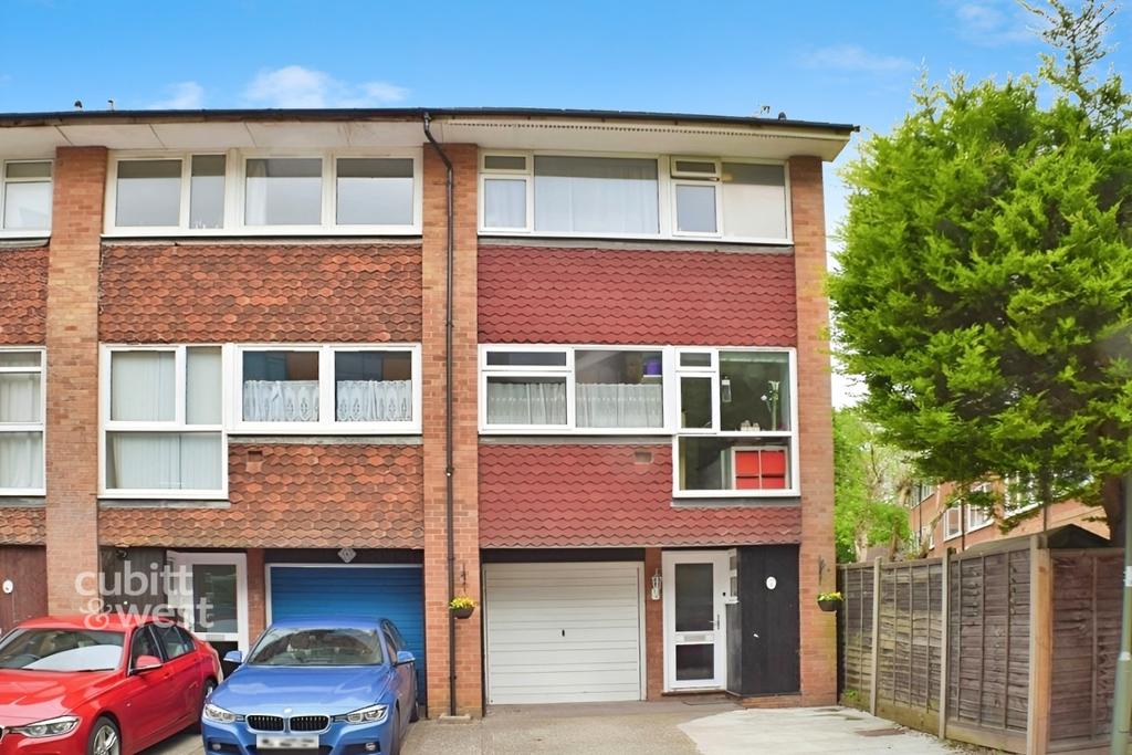 Nash Drive Redhill RH1 3 bed terraced house to rent £1,800 pcm (£415 pw)
