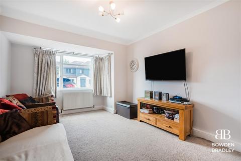 3 bedroom end of terrace house to rent, Walton Road, Romford