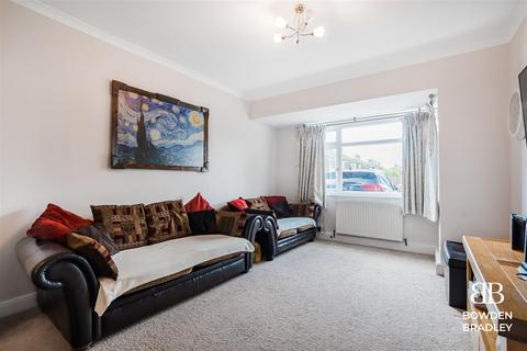 3 bedroom end of terrace house to rent, Walton Road, Romford