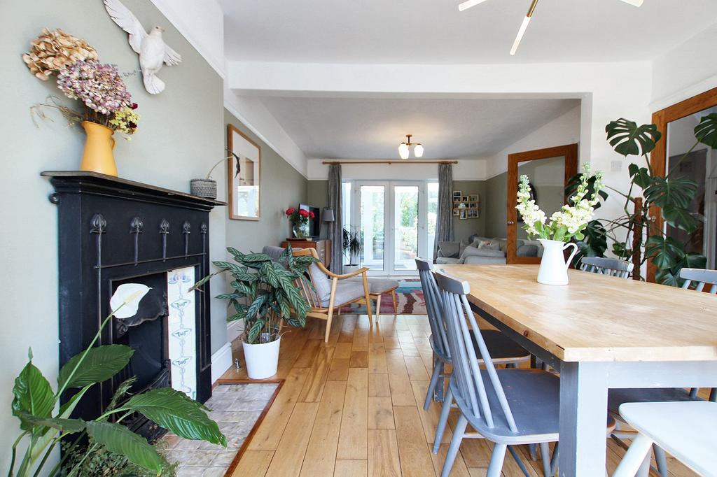 Lounge/Dining Room