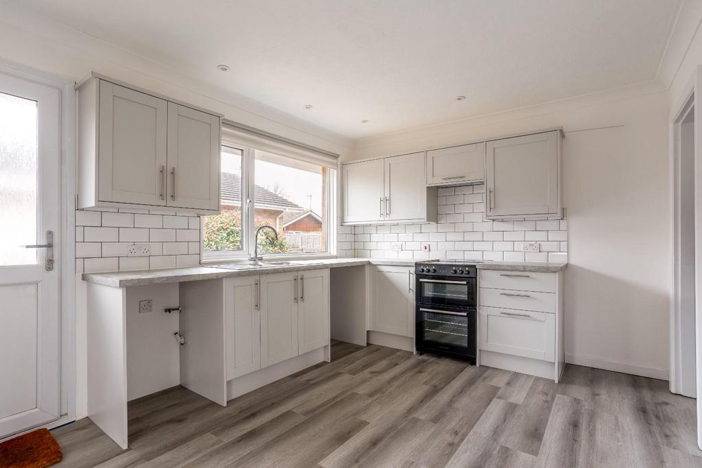 Furners Mead, Henfield 3 bed bungalow to rent £1,850 pcm (£427 pw)