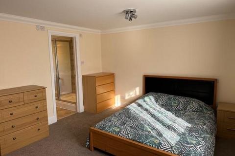 1 bedroom in a house share to rent, Almond Close, Guildford GU1